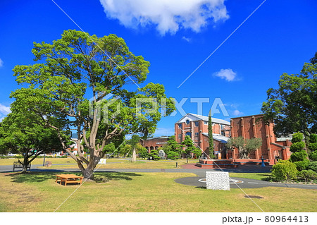 【兵庫県】晴天下の洲本市立洲本図書館 80964413