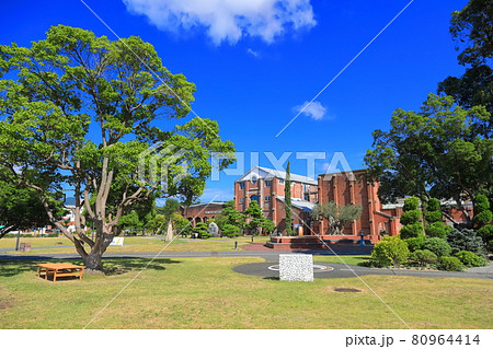 【兵庫県】晴天下の洲本市立洲本図書館 【兵庫県】晴天下の洲本市立洲本図書館 80964414