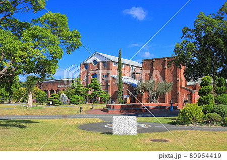 【兵庫県】晴天下の洲本市立洲本図書館 80964419