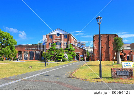 【兵庫県】晴天下の洲本市立洲本図書館 80964425