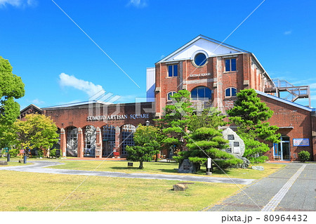 【兵庫県】晴天下の洲本市立洲本図書館 80964432