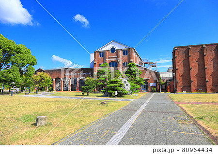【兵庫県】晴天下の洲本市立洲本図書館 【兵庫県】晴天下の洲本市立洲本図書館 80964434
