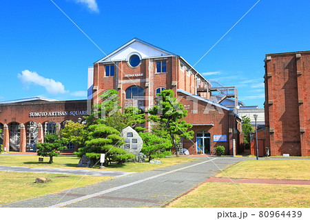 【兵庫県】晴天下の洲本市立洲本図書館 80964439