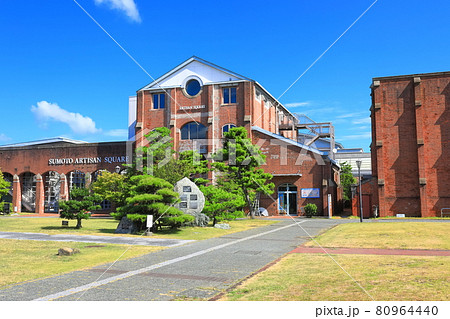 【兵庫県】晴天下の洲本市立洲本図書館 80964440