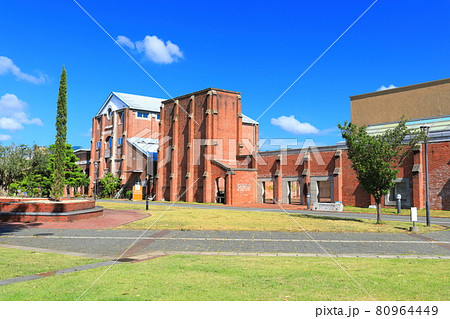【兵庫県】晴天下の洲本市立洲本図書館 【兵庫県】晴天下の洲本市立洲本図書館 80964449