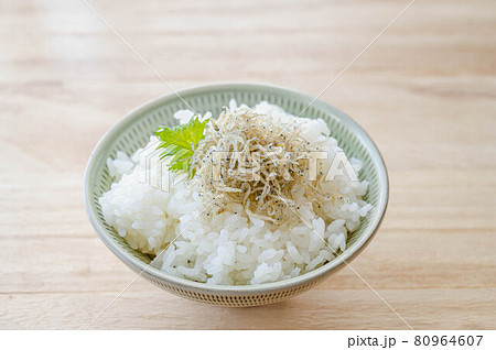 しらすを乗せたご飯 80964607