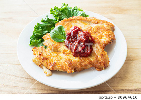 鶏むね肉のピカタ　トマトソース 80964610