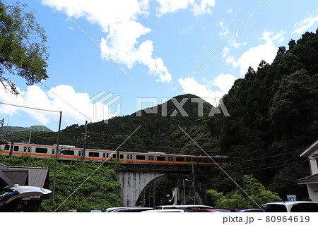 青梅線　鳩ノ巣駅と白丸駅の間の橋を渡る電車 80964619