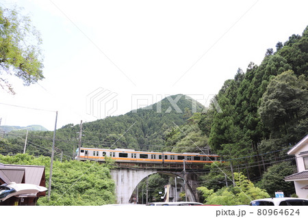 東京都内を走る青梅線 東京都内を走る青梅線 80964624