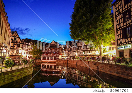 ストラスブール、プチット・フランスの夜景 80964702