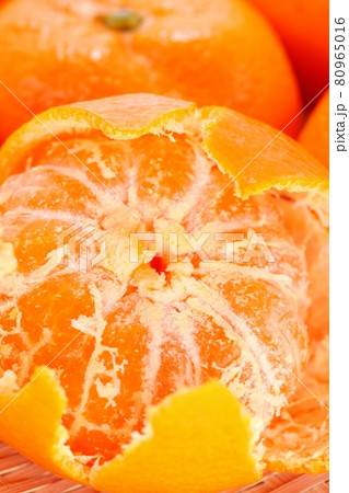 三ケ日みかん 青島みかん 静岡県産 扁平な実 剥いたところ 白い筋 クローズアップの写真素材