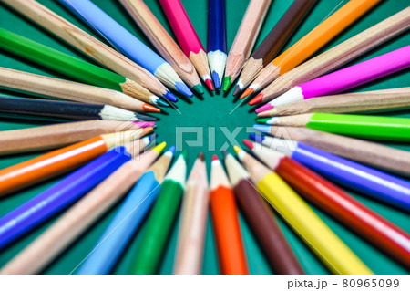 Many different colored pencils 80965099
