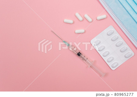 Different Pills and Tablets Package with Disposable Syringe 80965277