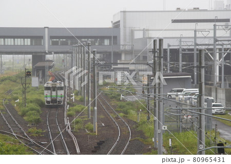 新函館北斗駅に到着する函館本線キハ40 新函館北斗駅に到着する函館本線キハ40 80965431