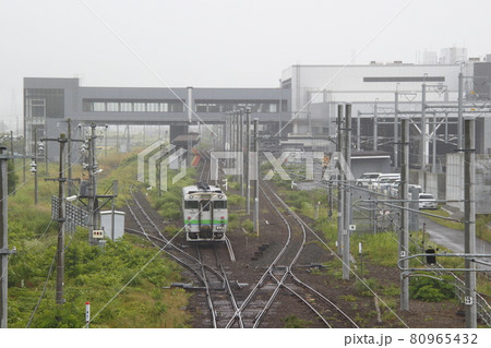 新函館北斗駅に到着する函館本線キハ40 80965432