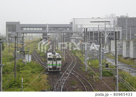 新函館北斗駅に到着する函館本線キハ40 80965433