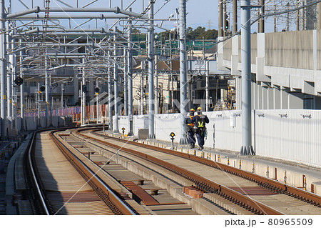 新京成線の線路を保守点検する保線作業員 新京成線の線路を保守点検する保線作業員 80965509