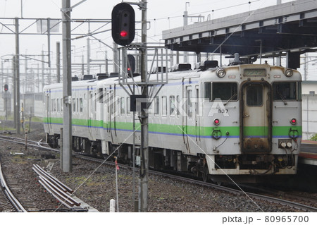 新函館北斗駅に停車中の函館本線キハ40 新函館北斗駅に停車中の函館本線キハ40 80965700