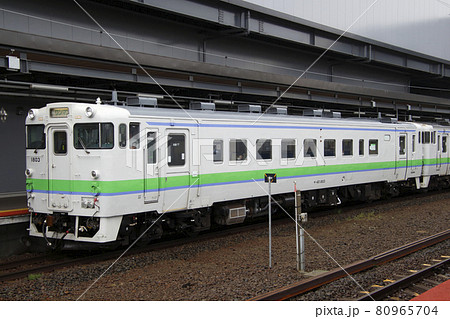 新函館北斗駅に停車中の函館本線キハ40 80965704