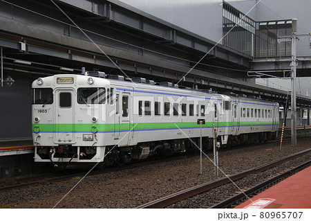 新函館北斗駅に停車中の函館本線キハ40 80965707