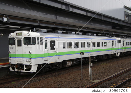 新函館北斗駅に停車中の函館本線キハ40 新函館北斗駅に停車中の函館本線キハ40 80965708