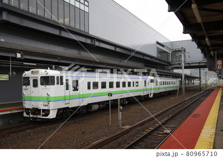 新函館北斗駅に停車中の函館本線キハ40 80965710