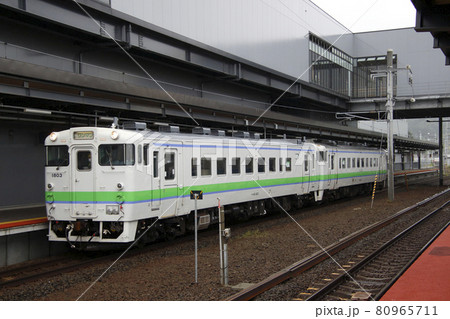 新函館北斗駅に停車中の函館本線キハ40 80965711