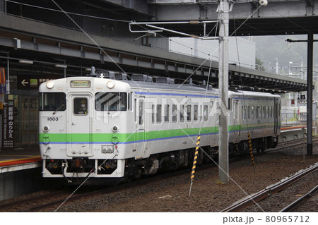 新函館北斗駅に停車中の函館本線キハ40 80965712