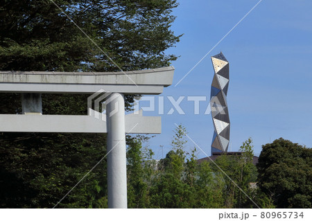 ロマンチック茨城（水戸八幡宮の初めの鳥居をくぐり抜け、振り返ると水戸のシンボルタワーが青空に迎える） 80965734