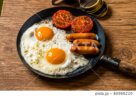 アウトドアで目玉やき tried to bake a fried egg outdoors アウトドアで目玉やき tried to bake a fried egg outdoors 80966220