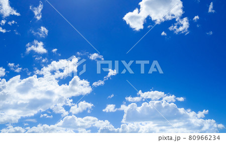 夏の青空と雲 80966234