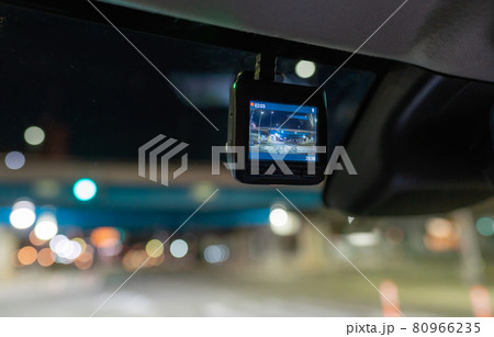 夜の街を走行しながらドライブレコーダーで録画する車 80966235