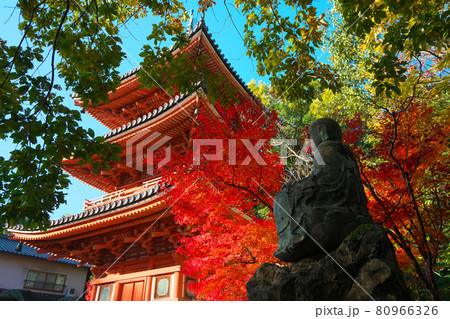 井山宝福寺の重要文化財三重塔と紅葉とお地蔵さん 岡山県総社市 井山宝福寺の重要文化財三重塔と紅葉とお地蔵さん 岡山県総社市 80966326