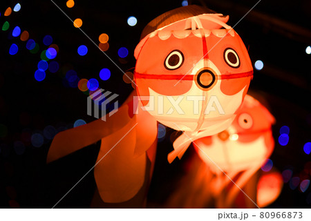 ライトアップされた金魚ちょうちん 80966873