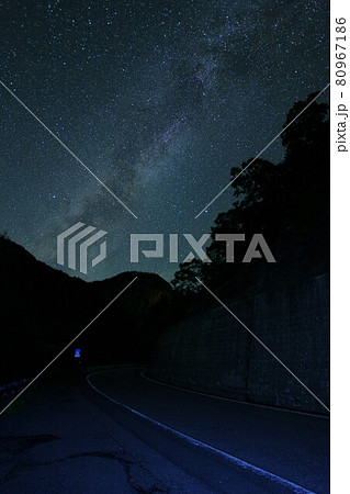 金精峠の満天の星空／栃木県日光市湯元 80967186