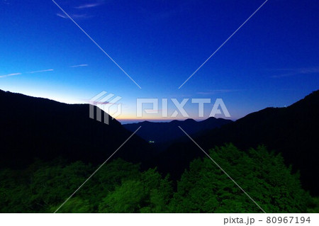 日光いろは坂からの夜明け前の絶景／栃木県日光市 80967194