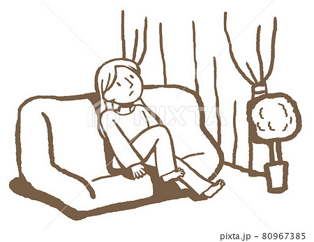 心の病　線画で描く　ぼんやりソファーに座る女性 80967385