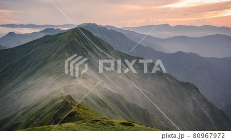 夕暮れと山並み・谷川連峰 夕暮れと山並み・谷川連峰 80967972