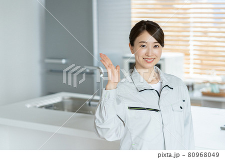 水道工事をしに来た若い女性のポートレート 80968049