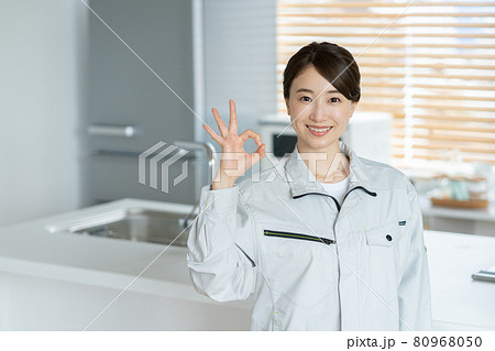 水道工事をしに来た若い女性のポートレート 80968050