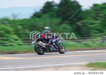 深緑の青山高原にてバイク流し撮り 80968100