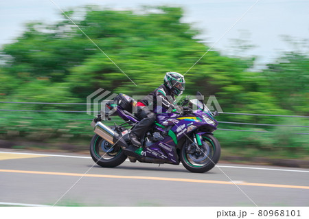 深緑の青山高原にてバイク流し撮り 80968101