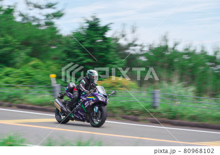 深緑の青山高原にてバイク流し撮り 深緑の青山高原にてバイク流し撮り 80968102