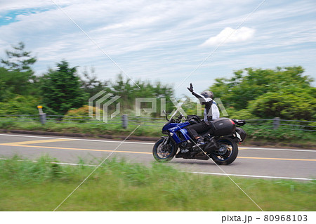深緑の青山高原にてバイク流し撮り 80968103