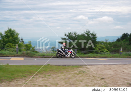 深緑の青山高原にてバイク流し撮り 80968105