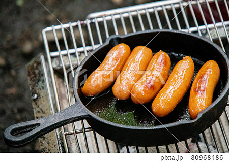 キャンプで料理　スキレットで焼くおつまみチョリソー 80968486