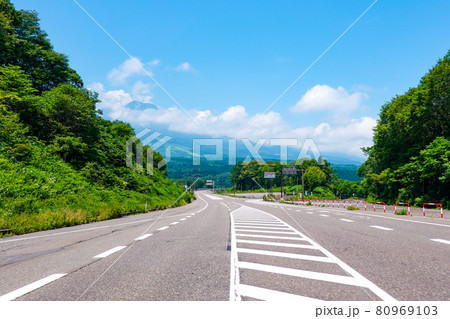 妙高山を見晴らす長野県と新潟県の県境付近の国道18号線 80969103