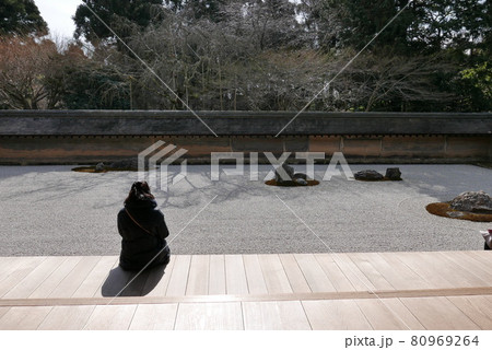 京都・龍安寺の石庭 京都・龍安寺の石庭 80969264