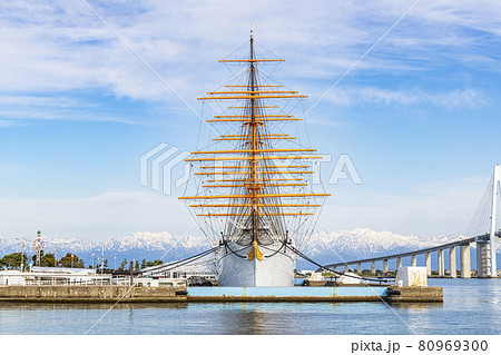 富山県射水市　富山新港　みなとオアシス海王丸パークに係留される帆船海王丸 80969300