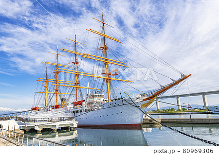 富山県射水市　富山新港　みなとオアシス海王丸パークに係留される帆船海王丸 80969306